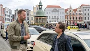 Ronny Müller (Mathis Reinhardt, r.) hat vor 30 Jahren den Sohn der Erblasserin erschossen, kurz nachdem beide an einem Raubüberfall beteiligt waren. Jetzt ist Ronny wieder auf freiem Fuß und arbeitet als Taxifahrer. Lars Pöhlmann (Dominic Boeer, l.) will herausfinden, ob der Tod von Miguel Hernandez etwas mit dem Raubüberfall von damals zu tun hat. Ronny Müller (Mathis Reinhardt, r.) hat vor 30 Jahren den Sohn der Erblasserin erschossen, kurz nachdem beide an einem Raubüberfall beteiligt waren. Jetzt ist Ronny wieder auf freiem Fuß und arbeitet als Taxifahrer. Lars Pöhlmann (Dominic Boeer, l.) will herausfinden, ob der Tod von Miguel Hernandez etwas mit dem Raubüberfall von damals zu tun hat.