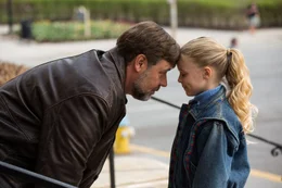 Von links nach rechts: Jake Davis (Russell Crowe) und  Katie (Kylie Rogers).