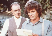 Charles Ingalls (Michael Landon, r.) und Nels Oleson (Richard Bull, l.) sind von der traurigen Nachricht sehr betroffen. Charles Ingalls (Michael Landon, r.) und Nels Oleson (Richard Bull, l.) sind von der traurigen Nachricht sehr betroffen.