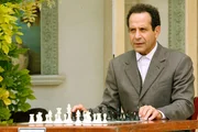 Mr. Monk (Tony Shalhoub) hat dieses Mal einen wirklich ebenbürtigen Gegner. Ein brillianter Schachmeister wird des Mordes an seiner Frau verdächtigt. Ein spannendes Duell beginnt... Mr. Monk (Tony Shalhoub) hat dieses Mal einen wirklich ebenbürtigen Gegner. Ein brillianter Schachmeister wird des Mordes an seiner Frau verdächtigt. Ein spannendes Duell beginnt...