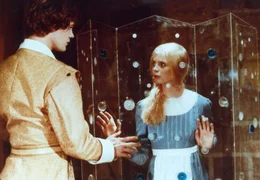 Dem jungen Prinzen (Dirk Schoedon) ist es durch Zauberkraft verwehrt sich Rapunzel (Sylvia Wolff) zu n&auml;hern.