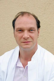 Martin Brambach (Dr. Berthold Balzer).