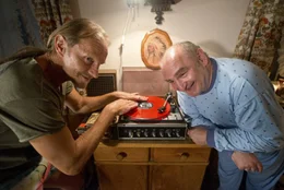 L-R: Papa Eberhofer (Eisi Gulp), Dienststellenleiter Moratschek (Sigi Zimmerschied).