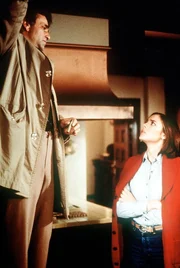 Columbo "Mord per Telefon". Im Bild: Peter Falk, Kim Cattral. Columbo "Mord per Telefon". Im Bild: Peter Falk, Kim Cattral.