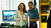 Im Kriminallabor löst eine schwefelige Substanz einen Alarm aus. Dr. Peyton Driscoll (Claire Forlani) und Detective Mac Taylor (Gary Sinise) ahnen Schlimmes.