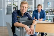 Polizeihauptmeister Mohr (Max Müller, l.) hat Kommissar Hansen (Igor Jeftic, r.) die Unterlagen aus der Firma des Opfers gebracht.