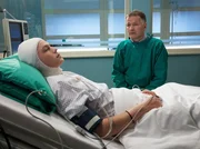 Dr. Roland Heilmann (Thomas Rühmann, rechts) versucht seinem Patienten Robin Seiler (Dennis Mojen) klarzumachen, dass er seinem Vater viel bedeutet. Roland selbst weiß, wie es sich anfühlt, ein Kind zu verlieren.