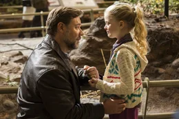 Jake Davis (Russell Crowe) und Young Katie (Kylie Rogers)