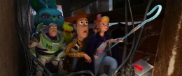 Sie liegen auf der Lauer, l-r: Buzz Lightyear, Bunny, Ducky, Sheriff Woody, Officer Giggle McDimples und Bo Peep