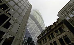 Der Swiss Re-Tower im Finanzbezirk Londons.