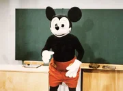 So sieht Lehrer Adam (Antonin Lohnisky) aus, wenn seinen Sch&uuml;lern ein Zauberring zur Verf&uuml;gung steht.