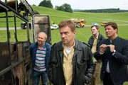 L-R: Rudi Birkenberger (Simon Schwarz), Franz Eberhofer (Sebastian Bezzel), Karl Stopfer (Frederic Linkemann), Polizeidirektor Barschl (Francis Fulton-Smith).