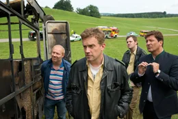 L-R: Rudi Birkenberger (Simon Schwarz), Franz Eberhofer (Sebastian Bezzel), Karl Stopfer (Frederic Linkemann), Polizeidirektor Barschl (Francis Fulton-Smith).