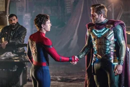 Peter (Tom Holland, M.) vertraut Mysterio (Jake Gyllenhaal, r.) die Rettung der Welt an. Im Hintergrund Dimitri (Numan Acar, l.)
