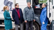 Der Lkw-Fahrer Stefan Buschke wurde erstochen auf einem Rastplatz neben seinem Fahrzeug gefunden. Am Tatort v.l.n.r. Nina (Julia E. Lenska), Lars (Ingo Naujoks), Finn (Sven Martinek), Strahl (Christoph Tomanek)