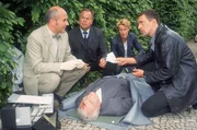 (v.li.) Gerichtsmediziner Dr. Duhler (Klaus Schindler) gibt Kommissar Kehler (Wolfgang Bathke), Staatsanwältin Glaser (Britta Schmeling) und Kommissar Bonhoff (Wolfgang Krewe) erste Hinweise zu dem möglichen Tathergang. (v.li.) Gerichtsmediziner Dr. Duhler (Klaus Schindler) gibt Kommissar Kehler (Wolfgang Bathke), Staatsanwältin Glaser (Britta Schmeling) und Kommissar Bonhoff (Wolfgang Krewe) erste Hinweise zu dem möglichen Tathergang.