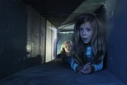 Julie (Elisabeth Shue, hinten) konnte D.B. Russell's Enkelin Kaitlyn (Mia Hays) dazu bringen, f&uuml;r ihre Flucht in einen L&uuml;ftungsschacht zu krabbeln, um ins Freie zu gelangen...