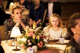 L - R: Diane Kruger als Elizabeth, Kylie Rogers als Young Katie