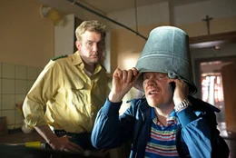 L-R: Franz Eberhofer (Sebastian Bezzel), Rudi Birkenberger (Simon Schwarz).