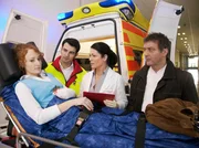 Babette Jasper (Daniela D. König, links) hat sich bei einem Sturz die Hand aufgeschnitten. Sie wird von ihrem Chef und Lebensgefährten Herbert Krause (Burkhard Schmeer, rechts) begleitet. Als der Notarzt (Roman Petermann, 2. von links) die Patientin an Dr. Elena Eichhorn (Cheryl Shepard) übergibt, ist Babette zwar bei Bewusstsein, scheint die Ärzte aber nicht richtig wahrzunehmen.