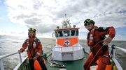 Seenotretter der DGzRS-Station Norderney werfen Schleppleine um Havaristen aus Seenot zu befreien.