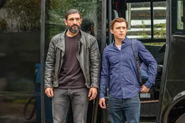 Bei einer Toilettenpause sorgt Dimitri (Numan Acar, l.) daf&uuml;r, dass Peter (Tom Holland, r.) neue Klamotten erh&auml;lt.