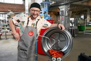 besseresser: Tricks der Lebensmittelindustrie weltweit: Sebastian Lege entlarvt das Geheimnis des Ketchups: Was steckt hinter dem Erfolg von Heinz Tomatenketchup? besseresser: Tricks der Lebensmittelindustrie weltweit: Sebastian Lege entlarvt das Geheimnis des Ketchups: Was steckt hinter dem Erfolg von Heinz Tomatenketchup?