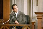 Monk (Tony Shalhoub) hat mal wieder einen Mörder überführt und soll nun vor Gericht als Zeuge aussagen. Doch die Gegenseite hat einen gewieften Staranwalt engagiert, der Monk im Zeugenstand gnadenlos attackiert.