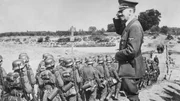 Der deutsche F&uuml;hrer Adolf Hitler salutiert w&auml;hrend der Besetzung Polens durch die Nazis vor seiner Truppe