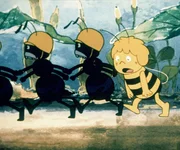 Maja marschiert mit viel Mut und Begeisterung mit den Ameisen mit, aber schon nach kurzer Zeit wird sie sehr, sehr müde und lustlos. Maja marschiert mit viel Mut und Begeisterung mit den Ameisen mit, aber schon nach kurzer Zeit wird sie sehr, sehr müde und lustlos.