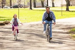 Young Katie (Kylie Rogers) und Jake Davis (Russell Crowe)