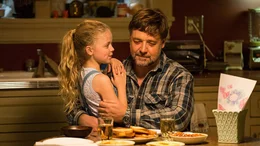 Young Katie (Kylie Rogers) und Jake Davis (Russell Crowe)