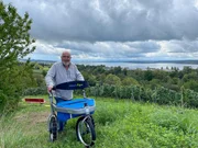 Der 92-j&auml;hrige Gerhart Wissel mit dem von ihm entwickelten gel&auml;ndetauglichen Rollator.