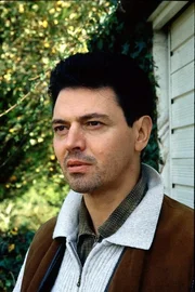 Jimmy Rudd (Sebastian Baur) hat vor Jahren für seinen Schwager gebürgt, der seitdem verschwunden ist.