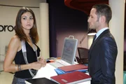 David (Lee Rychter, r.) rät Jessica (Fiona Erdmann, l.) , bei ihrer Aussage zu bleiben ... David (Lee Rychter, r.) rät Jessica (Fiona Erdmann, l.) , bei ihrer Aussage zu bleiben ...