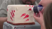 Künstliche Blut wird dem Kuchen hinzugefügt. Künstliche Blut wird dem Kuchen hinzugefügt.