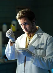 Adam Ross (A. J. Buckley) entdeckt bei der Obduktion der Leiche eines mutma&szlig;lichen M&ouml;rders einen Chip, der sich unter der Haut befand und einen Funksender enth&auml;lt.