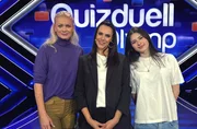 Moderatorin Esther Sedlaczek (M.) mit den Kandidatinnen des Teams 'Familie': Franziska Knuppe (l.) und Mathilda Moestl (r.). Moderatorin Esther Sedlaczek (M.) mit den Kandidatinnen des Teams 'Familie': Franziska Knuppe (l.) und Mathilda Moestl (r.).