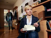 Astrid Lambert (Astrid Hoeschel-Bellmann, links), die Leiterin des Pflegeheims, begleitet Kathrin Globisch (Andrea Kathrin Loewig) in das Zimmer ihrer Mutter. Dort findet Kathrin Briefe ihres Vaters. Sollte er tatsächlich einen unehelichen Sohn und Kathrin damit einen Halbbruder haben?