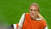 Nach einem Streit mit Nora will Ella (Liv Mainardy) partout nichts mehr vom Fußball wissen. Doch schließlich springt sie bei einem Freundschaftsspiel spontan für einen Spieler ein – und entdeckt ihre Leidenschaft wieder. Danach versöhnt sie sich mit Nora. Nach einem Streit mit Nora will Ella (Liv Mainardy) partout nichts mehr vom Fußball wissen. Doch schließlich springt sie bei einem Freundschaftsspiel spontan für einen Spieler ein – und entdeckt ihre Leidenschaft wieder. Danach versöhnt sie sich mit Nora.