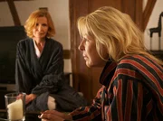 Ingrid Rischke (Jutta Kammann, links) bemerkt schnell, dass sich Gisela König (Barbara-Magdalena Ahren) hinter ihrer koketten Art nur versteckt. Gisela ist über den Tod ihres Mannes zutiefst unglücklich und das Alleinsein macht ihr mehr zu schaffen, als sie wirklich zugeben will.