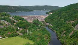 Hessen von oben: Blick auf den Edersee mit Sperrmauer.