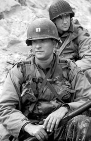 Captain Miller (Tom Hanks, vorne) und der Reiben (Edward Burns, hinten) sollen einen hinter den feindlichen Linien abgesprungenen Fallschirmj&auml;ger namens James Ryan finden und in Sicherheit bringen ...