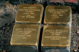 Gunter Deming verlegt vor dem ehemaligen Kaufhaus Totschek f&uuml;r die Familie Stolpersteine