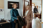 Elisa R&ouml;der (Sonja Kirchberger, r.) macht es Emilie Hofer (Stefanie von Poser, l.) bei ihrer Amtseinf&uuml;hrung nicht leicht.
