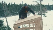 Matty legt letzte Hand an seinen Eisfischerschuppen an.