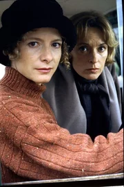 Melanie Sheffield (Christine Reinhart, rechts) besucht ihre Jugendfreundin Sarah Rudd (Karina Tayenthal), die mit ihrem Mann ein großes Landgut bewirtschaftet.