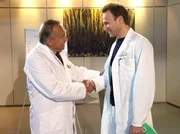 Prof. Simoni (Dieter Bellmann, li.) gratuliert Dr. Martin Stein (Bernhard Bettermann, re.). Er übernimmt interimsweise den Chefarztposten von Dr. Roland Heilmann, der sich mehr um seine an Brustkrebs erkrankte Frau kümmern möchte. Prof. Simoni (Dieter Bellmann, li.) gratuliert Dr. Martin Stein (Bernhard Bettermann, re.). Er übernimmt interimsweise den Chefarztposten von Dr. Roland Heilmann, der sich mehr um seine an Brustkrebs erkrankte Frau kümmern möchte.
