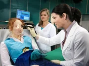 Dr. Elena Eichhorn (Cheryl Shepard, rechts) untersucht Babette Jaspers (Daniela D. König, links) Schnittwunde an der Hand. Die Frage, ob ihr Schwester Yvonne (Maren Gilzer) Schmerzmittel geben soll, verneint Babette. Sie habe keine Schmerzen, auch der Sturz hätte nicht weh getan. Elena Eichhorn diagnostiziert bei Babette ein sogenanntes Neglect, eine halbseitige Schädigung im Gehirn. Sie kann eine Seite nicht wahrnehmen.