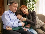 MDR Fernsehen IN ALLER FREUNDSCHAFT, FOLGE 557, "Kampfgeist". Pia (Hendrikje Fitz, re.) und Roland Heilmann (Thomas Rühmann, li.) haben schlechte Nachrichten: Pias Krebs ist noch nicht besiegt, sie hat eine Metastase an der Wirbelsäule. Besonders Jonas (Anthony Petrifke, mi.) leidet unter der Situation.